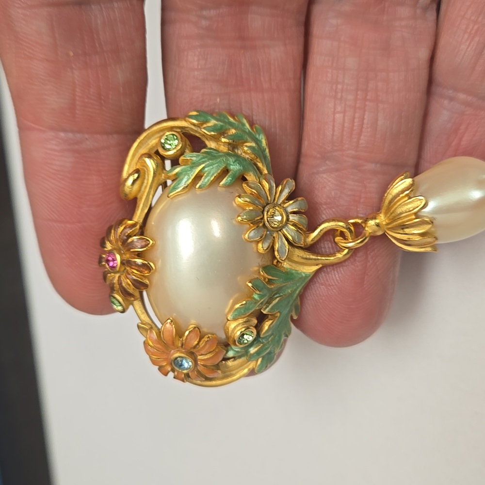 Joan Rivers Gold and Pearl Floral Brooch - Picture 2 of 3